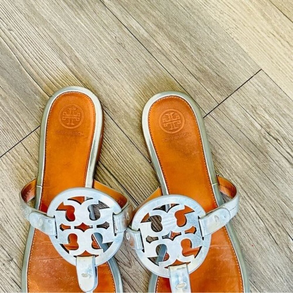 Tory Burch Miller Flip Flop Sandals Women, Size 8.5 Silver Tan Metallic Chrome - Picture 4 of 9